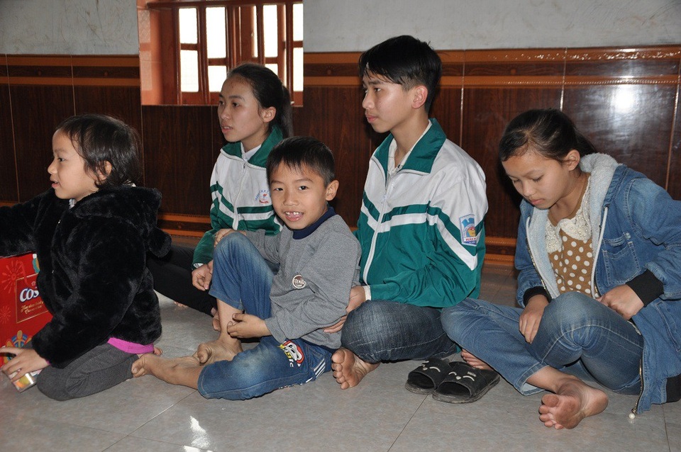 Các em còn quá nhỏ để lo được cho mình.