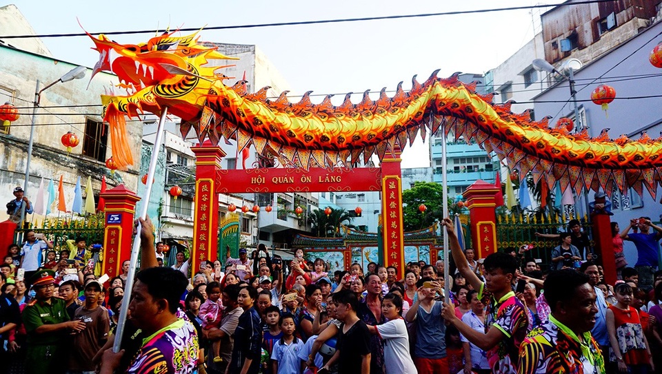 Đội nắng đón Tết Nguyên tiêu của người Hoa ở Chợ Lớn - 1 Chiều 2/3 (rằm tháng Giêng), hàng nghìn người đổ về khu vực Chợ Lớn, quận 5 để tham dự lễ hội Tết Nguyên tiêu của người Hoa.