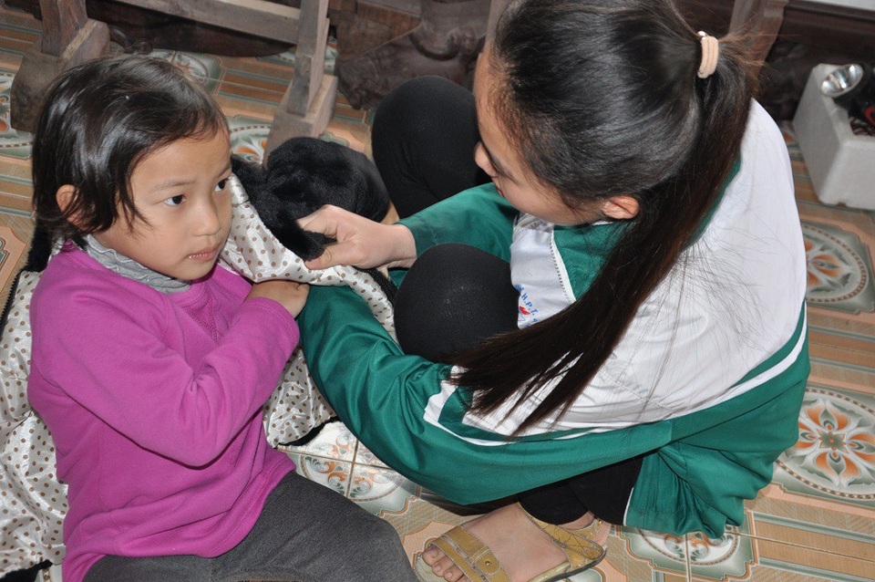 Bé út Ngọc Anh thường xuyên hỏi chị Bao giờ mẹ về