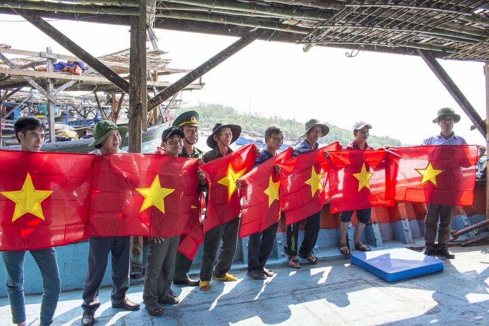 Tặng cờ Tổ quốc cho ngư dân - 1 Tặng cờ Tổ quốc cho ngư dân - 1