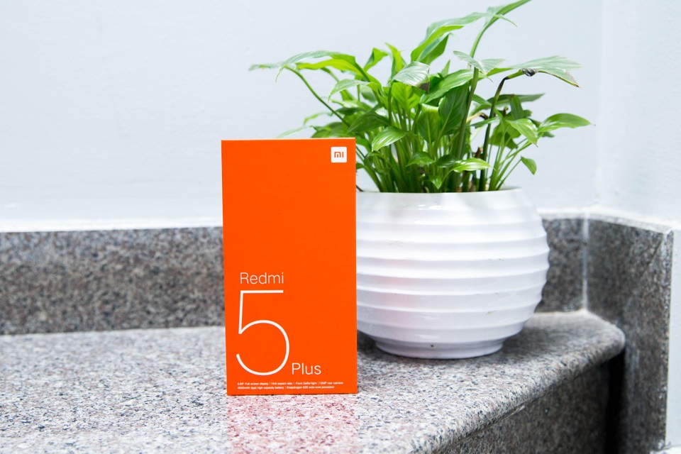 Đập hộp Xiaomi Redmi 5 Plus chính hãng giá 4 triệu đồng tại Việt Nam - 1 Tương tự các thế hệ Redmi 5 trước đó, phiên bản Redmi 5 Plus vẫn sử dụng vỏ hộp với tông màu cam, in rõ dòng chữ Redmi 5.