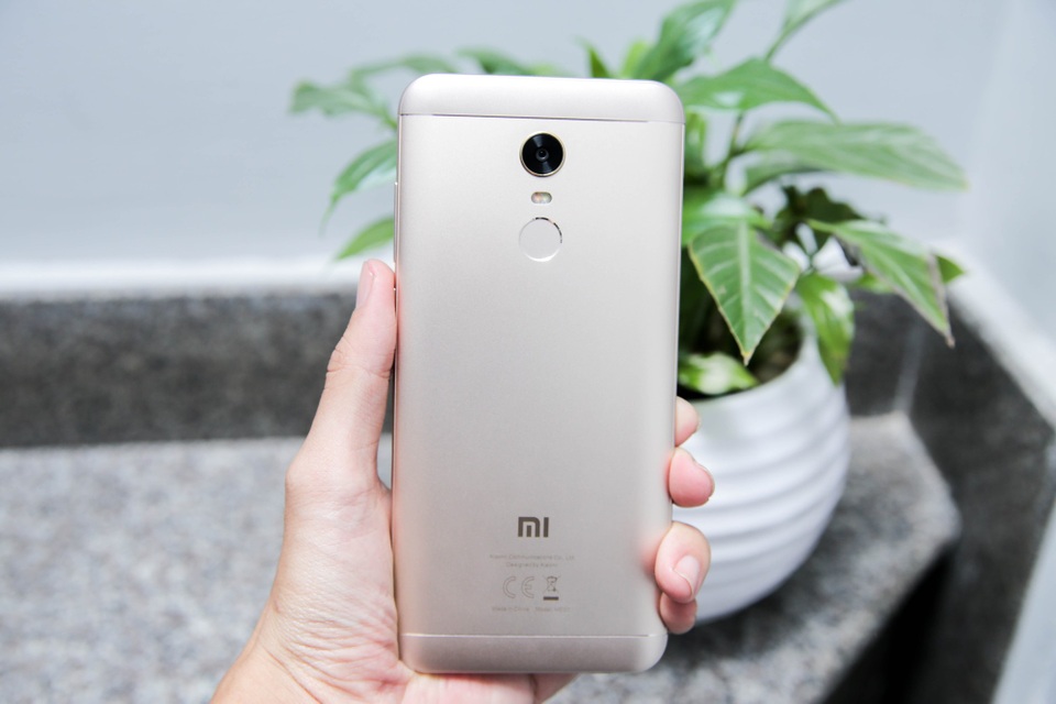 Đập hộp Xiaomi Redmi 5 Plus chính hãng giá 4 triệu đồng tại Việt Nam - 7 Một điểm đáng giá khác mà Redmi 5 Plus sở hữu là viên pin Li-Po 4.000mAh, cho thời lượng sử dụng liên tục 14 tiếng để xem video hoặc 8 tiếng chơi game.
