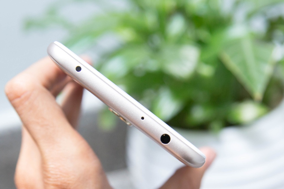 Đập hộp Xiaomi Redmi 5 Plus chính hãng giá 4 triệu đồng tại Việt Nam - 11 Theo công bố, máy chỉ bán ra độc quyền tại FPT Shop, phía đại diện nhà bán lẻ này tiết lộ, chỉ 1 ngày mở bán đã cháy hàng hơn 2000 con trên khắp hệ thống.