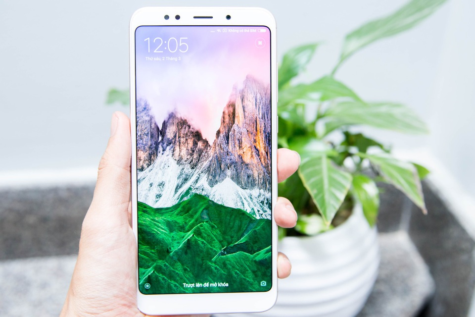 Đập hộp Xiaomi Redmi 5 Plus chính hãng giá 4 triệu đồng tại Việt Nam - 10 Ngoài ra, máy được cài sẵn hệ điều hành Android 7.1 và giao diện tùy chỉnh MIUI 9.0 và tích hợp khả năng chạy song song 2 ứng dụng cùng lúc trên một màn hình.