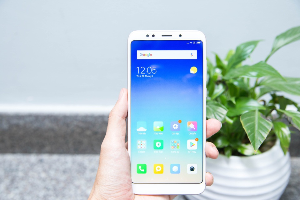 Đập hộp Xiaomi Redmi 5 Plus chính hãng giá 4 triệu đồng tại Việt Nam - 5 Xiaomi cũng khá ưu ái trang bị cho Redmi 5 Plus chế độ hiển thị đạt chuẩn Full HD, kết hợp cùng tấm nền IPS cùng chất liệu kính Gorilla Glass, hạn chế vỡ khi có va đập.