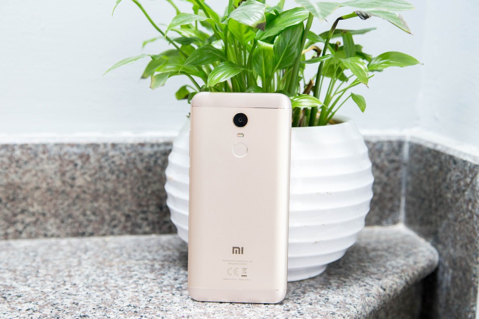 Đập hộp Xiaomi Redmi 5 Plus chính hãng giá 4 triệu đồng tại Việt Nam - 3 Redmi 5 Plus được xem là phiên bản phóng to của mẫu Redmi 5 khi được trang bị khung kim loại nguyên khối với kiểu cắt vát kim cương chạy dọc than máy.