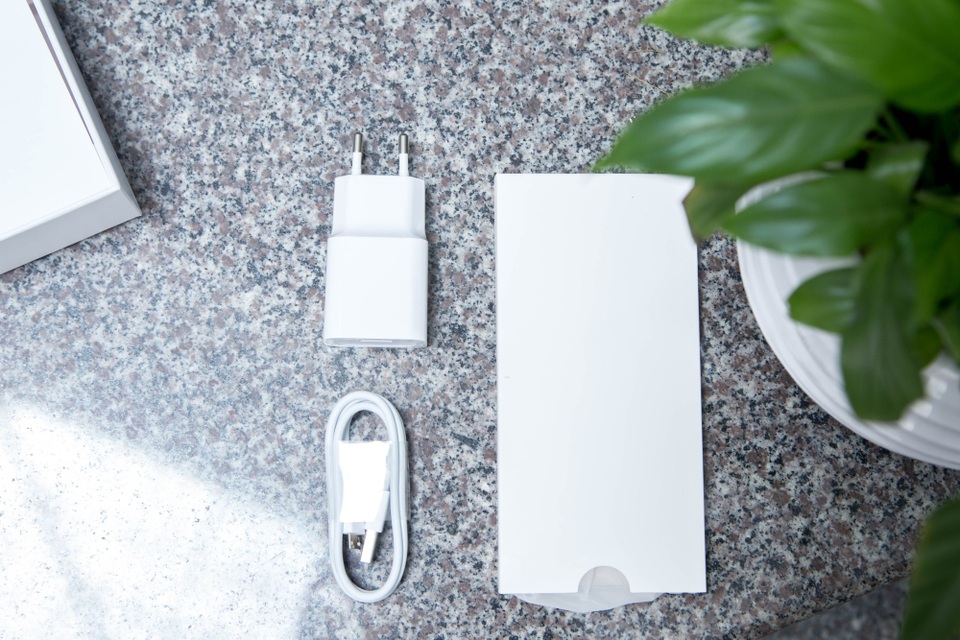 Đập hộp Xiaomi Redmi 5 Plus chính hãng giá 4 triệu đồng tại Việt Nam - 2 Bên trong hộp, Xiaomi trang bị cho máy sạc, cáp và sách hướng dẫn.