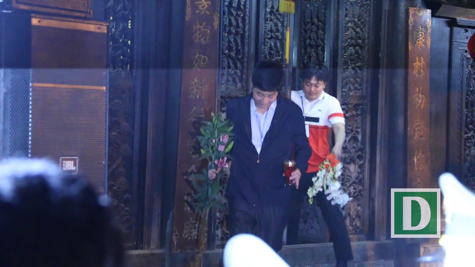 Lãnh đạo TP Nam Định nói gì về việc đại biểu ùa vào đền Thiên Trường "xin lộc"? - 2 Theo bà Phạm Thị Oanh, Phó chủ tịch UBND thành phố Nam Định, Trưởng ban tổ chức lễ hội đền Trần thì, phần lộc này các đại biểu không tự lấy, mà được các cụ trong nhà đền chia cho.