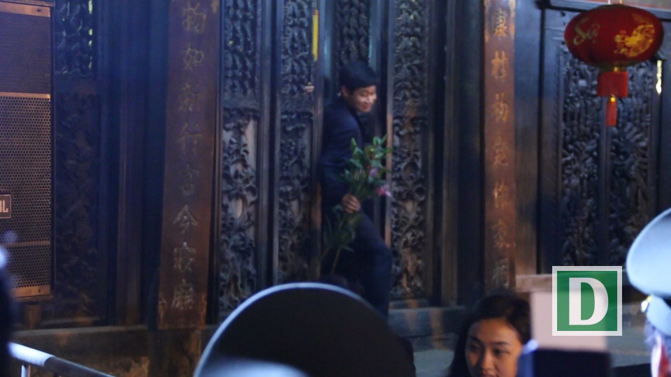 Sau lễ Khai ấn, đại biểu ùa vào đền Thiên Trường “xin lộc” - 1
Sau khi vào dâng hương, nhiều người bước ra khỏi đền với một cành hoa trên tay
