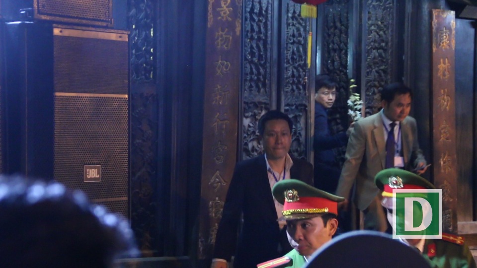 Sau lễ Khai ấn, đại biểu ùa vào đền Thiên Trường “xin lộc” - 4 Mỗi người một nhành hoa, tuy không ồn ào, xô đẩy, chen lấn như những năm khác để cướp lộc nhưng tình trạng này vẫn rất phản cảm