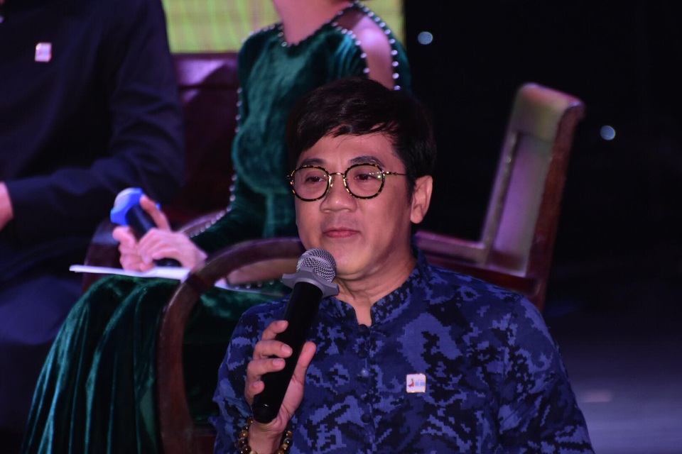 Vì sao chọn Hoa hậu Đỗ Mỹ Linh đại diện hình ảnh cho Lễ hội áo dài TPHCM? - 8
NSƯT Thành Lộc cũng là một trong những nam nghệ sĩ đại sứ áo dài cho biết, dù là nam nhưng anh rất thích mặc áo dài. Để cho hình ảnh tà áo dài phù hợp với người nam, Thành Lộc chọn kết hợp với quần jeans, phụ kiện đi kèm cá tinh để tạo sự năng động và thoải mái.