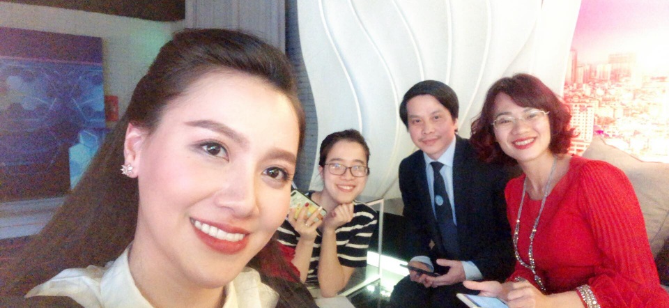 BTV Minh Hà, Hạnh Phúc bất ngờ làm đơn hiến giác mạc - 3
TS. BS Lê Xuân Cung (áo vest) - người truyền cảm hứng cho Minh Hà trong quyết định hiến tặng giác mạc.