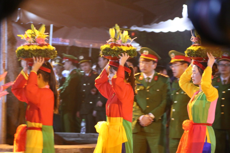 Sau lễ Khai ấn, đại biểu ùa vào đền Thiên Trường “xin lộc” - 8
Đoàn dâng hoa trước giờ Khai ấn là những thiếu nữ được chọn lữa kỹ càng. Đây là đoàn vào đầu