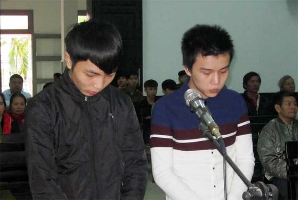 Bị đâm chết vì... ôm bạn gái của người khác ngủ - 1
Bị cáo Tuấn và Hùng tại tòa.