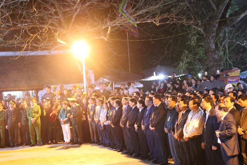 Sau lễ Khai ấn, đại biểu ùa vào đền Thiên Trường “xin lộc” - 12 Đến khoảng 22h, đoàn dâng hương gồm các đại biểu là lãnh đạo và nguyên lãnh đạo tỉnh Nam Định, thành phố Nam Định, cùng các huyện và khách mời tỉnh bạn đến trước ban thờ Trung Thiên để tiến hành làm lễ dâng hương lên anh linh các vị vua Trần