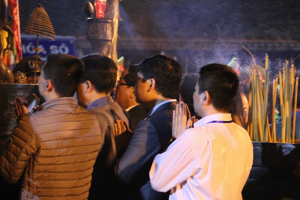 Sau lễ Khai ấn, đại biểu ùa vào đền Thiên Trường “xin lộc” - 17 Sau khi các cụ cao niên vào đền Thiên Trường làm lễ Khai ấn, phía bên ngoài dòng người dâng hương trước ban thờ Trung Thiên khá trật tự, tôn nghiêm