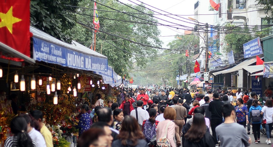 Phủ Tây Hồ đông nghịt người đi lễ ngày rằm tháng Giêng - 1
Trưa 2/3, hàng nghìn người dân Thủ đô đã đến Phủ Tây Hồ đi lễ ngày rằm tháng Giêng.