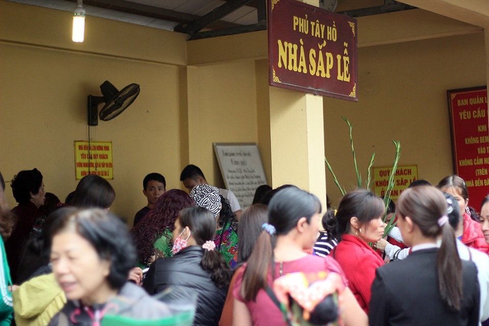 Phủ Tây Hồ đông nghịt người đi lễ ngày rằm tháng Giêng - 3
Khu vực nhà sắp lễ trong phủ luôn chật kín người. Nhiều người phải xếp hàng chờ đợi khá lâu mới đến lượt vào chuẩn bị lễ.