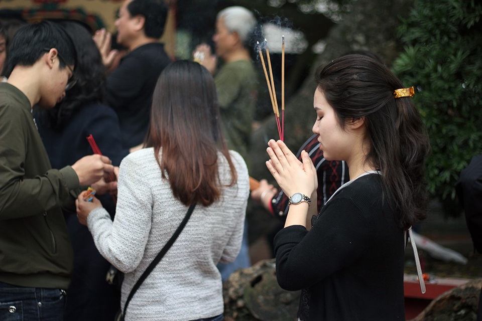 Phủ Tây Hồ đông nghịt người đi lễ ngày rằm tháng Giêng - 9
Nhiều người quan niệm đi lễ đầu xuân sẽ có may mắn, phát tài phát lộc cả năm, đặc biệt là ngày rằm tháng Giêng.