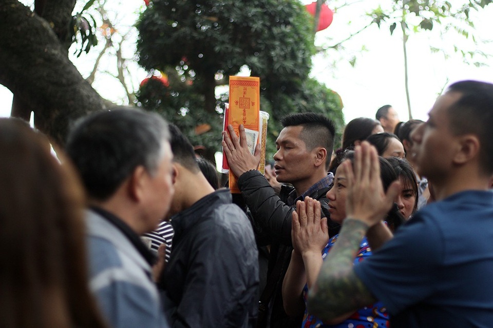 Phủ Tây Hồ đông nghịt người đi lễ ngày rằm tháng Giêng - 7
Giữa trưa, người đứng chật kín cả trong phủ lẫn ngoài sân.