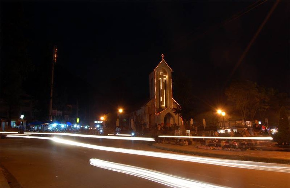 Quảng trường nhà thờ đá cổ Sa Pa- Ảnh Phạm Ngọc Triển