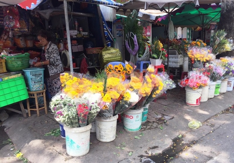 Tiểu thương mong chờ ngày rằm tháng Giêng nhưng rồi… thất vọng - 4 Nhiều điểm bán hoa tươi tại các chợ cũng ế ẩm hơn so với rằm tháng Giêng những năm trước.