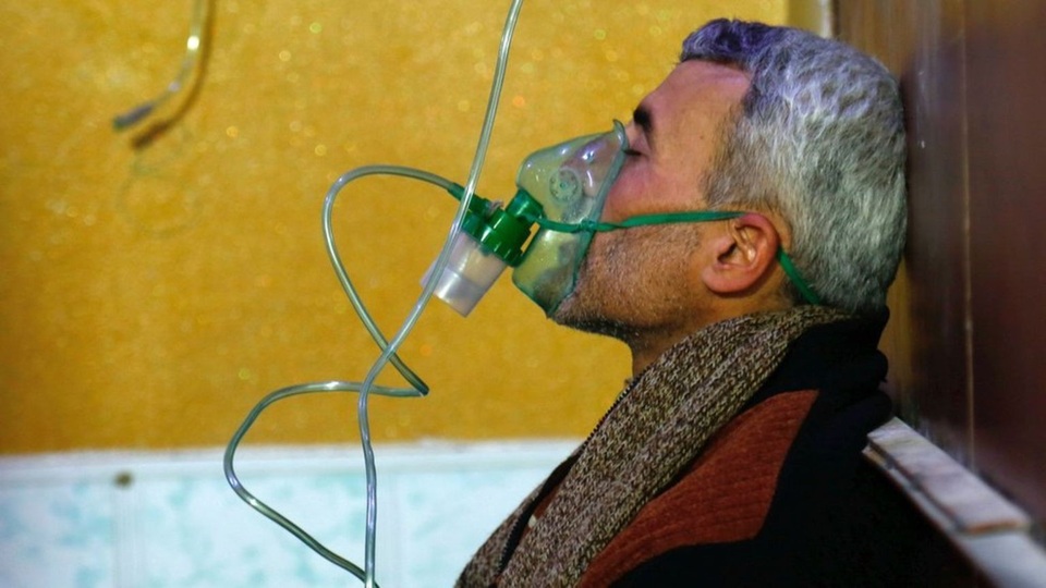 Triều Tiên bác bỏ cáo buộc giúp Syria chế tạo vũ khí hóa học - 1 Một người dân bị nghi hít phải khí độc tại Đông Ghouta, Syria (Ảnh: AFP)