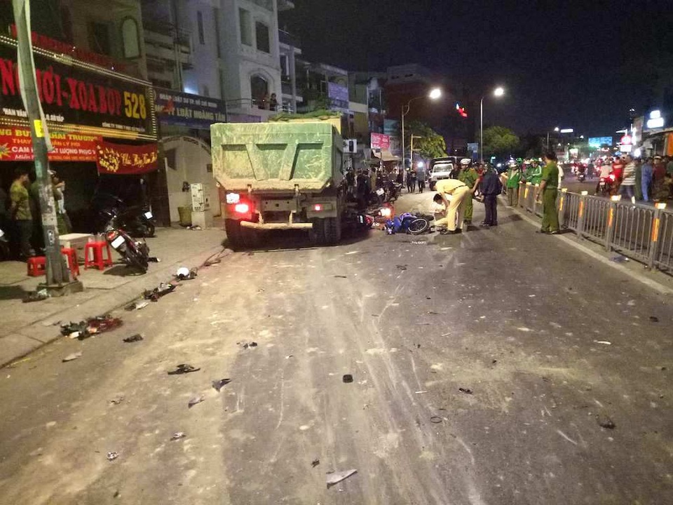 Vụ xe ben tông hàng loạt xe máy: 1 nạn nhân đã tử vong - 1 Vụ xe ben tông hàng loạt xe máy: 1 nạn nhân đã tử vong - 1