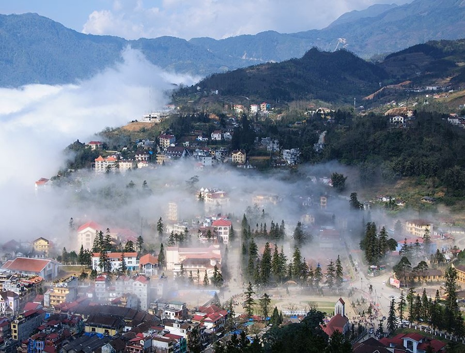 Thị trấn Sa Pa nhìn từ núi Hàm Rồng - Ảnh Phạm Ngọc Triển