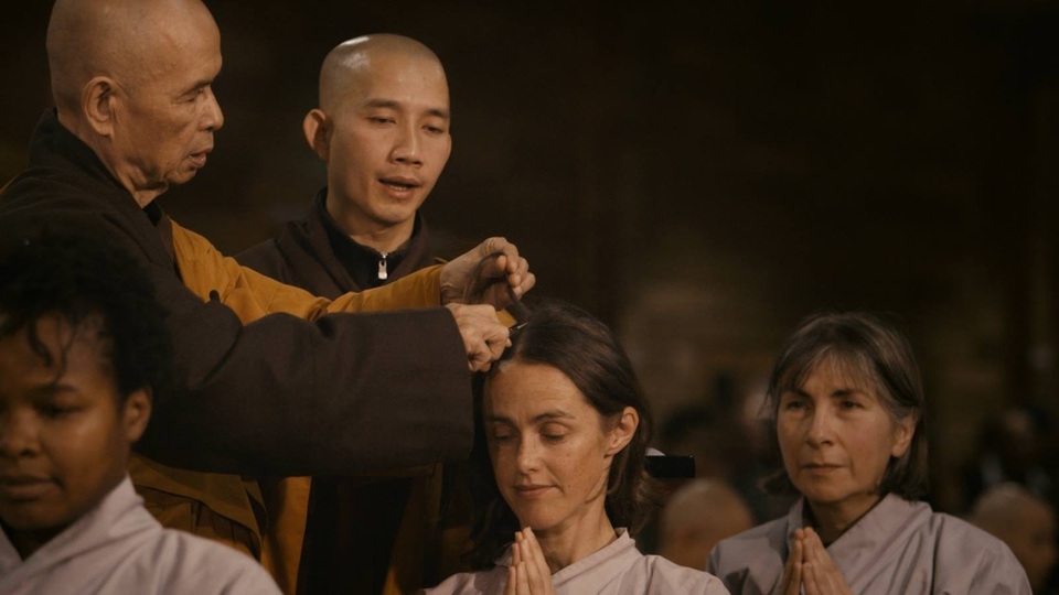 Công chiếu bộ phim về Thiền sư Thích Nhất Hạnh tại Việt Nam - 3 Thiền sư Thích Nhất Hạnh là người đưa ra khái niệm Phật giáo dấn thân (engaged Buddhism) trong cuốn sách Vietnam: Lotus in a Sea of Fire do ông viết.
