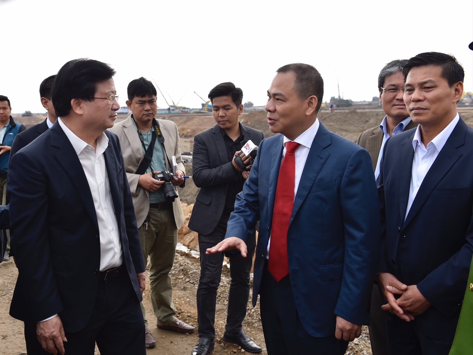 Phó Thủ tướng: Ô tô Việt phải cạnh tranh được với xe nhập khẩu - 1 Ông Phạm Nhật Vượng (phải) báo cáo với Phó Thủ tướng về tiến độ xây dựng nhà máy sản xuất ô tô
