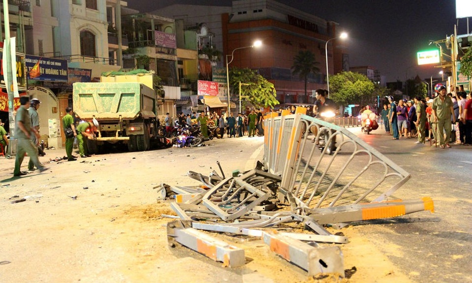 Xe ben tông hàng loạt xe máy, người bị thương nằm la liệt - 1
Dải phân cách vỡ nát.