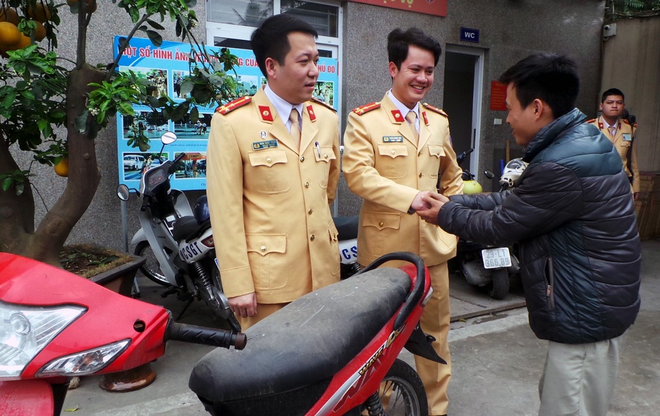 Anh bảo vệ nghèo vui mừng khôn xiết nhận lại chiếc xe bị mất cắp - 1 Anh Tâm mừng rỡ, cảm ơn cán bộ Đội CSGT số 6.