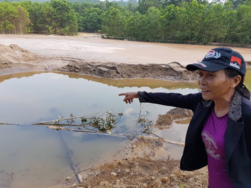 Vỡ đập mỏ vàng Bồng Miêu, cá dưới sông chết sạch - 1 Người dân chỉ hồ chứa chất thải của Công ty 6666