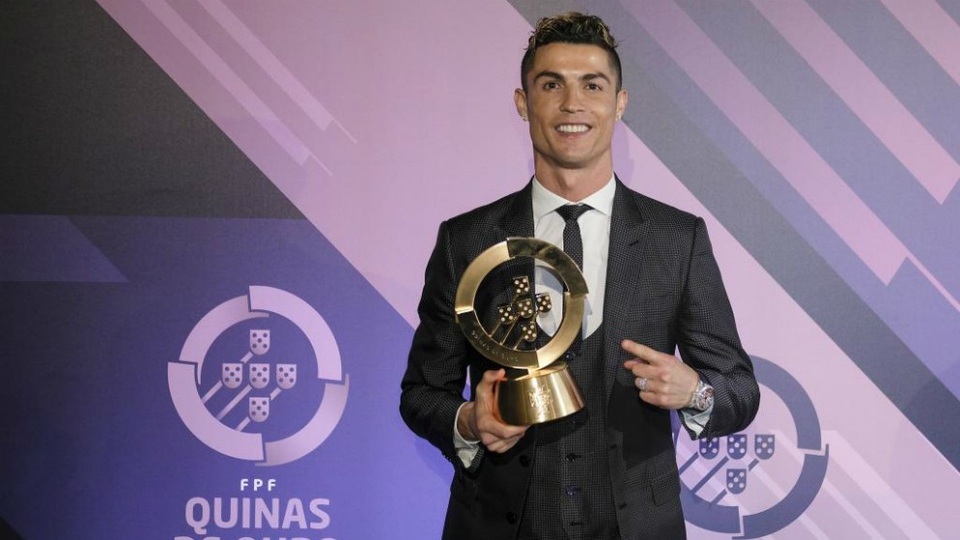 C.Ronaldo: “Tôi là số 1 trong làng bóng đá” - 1 C.Ronaldo rạng rỡ nhận giải Cầu thủ xuất sắc nhất Bồ Đào Nha năm 2017