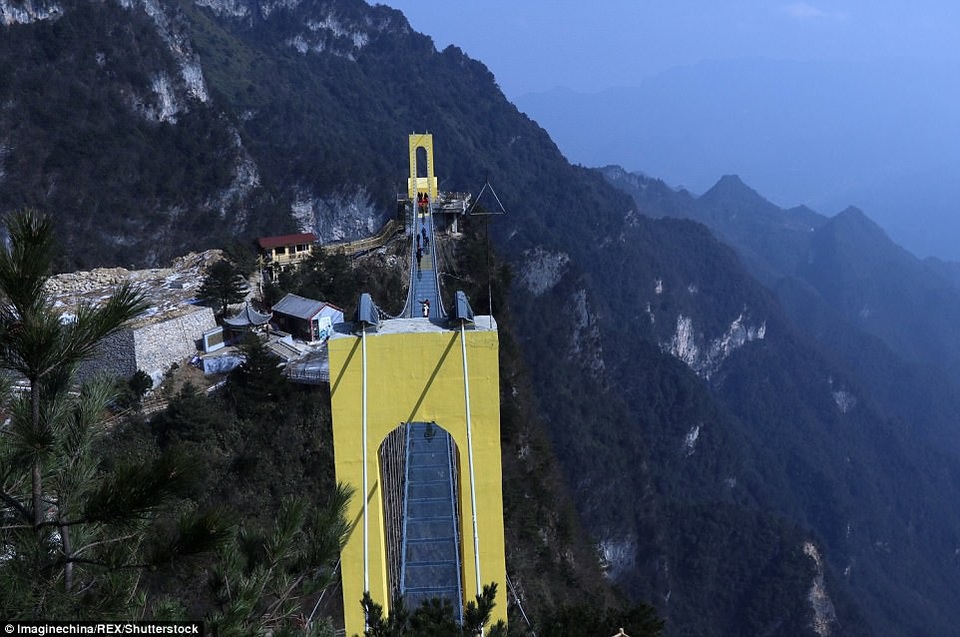 Trung Quốc mở cửa cầu đáy kính cao hơn tòa nhà 65 tầng - 8 Vẻ đẹp của cầu đáy kính nằm trên núi Bát Đài