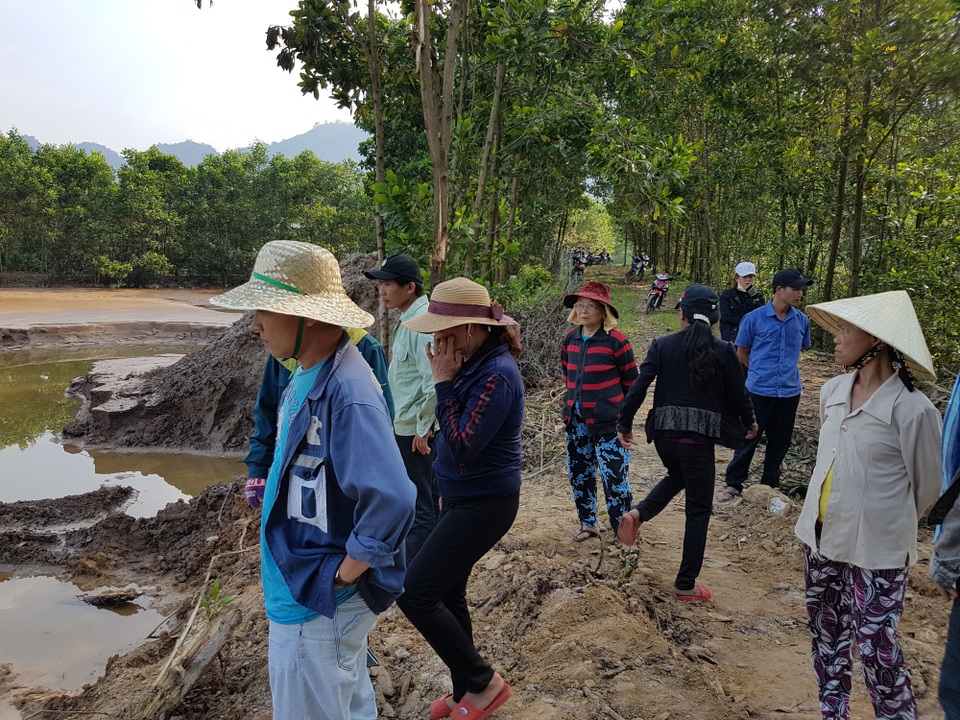 Vỡ đập mỏ vàng Bồng Miêu, cá dưới sông chết sạch - 2 Nhiều người dân địa phương bức xúc với tình trạng ô nhiễm môi trường