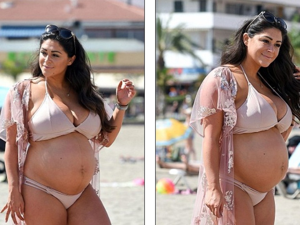 Casey Batchelor bế bụng bầu ra biển - 2
Casey Batchelor đang mang thai đứa con đầu lòng chừng hơn 8 tháng, cô báo tin vui với người hâm mộ vào tháng 10 năm ngoái