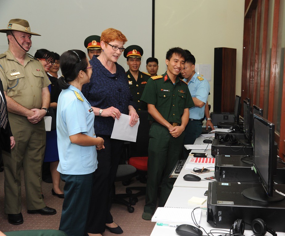 
Thượng nghị sỹ, Bộ trưởng Bộ Quốc Phòng Marise Payne thăm phòng học tiếng Anh tại đơn vị 871, Hà Nội, Việt Nam năm 2017
