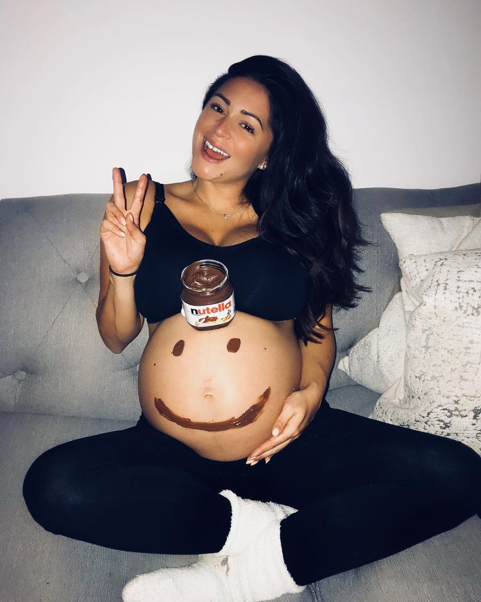 Casey Batchelor bế bụng bầu ra biển - 6
Casey Batchelor chưa tiết lộ giới tính em bé trong bụng và chỉ nói, cô vẫn cố gắng vận động mỗi ngày cũng như tập yoga để cơ thể được nhanh nhẹn, khỏe khoắn
