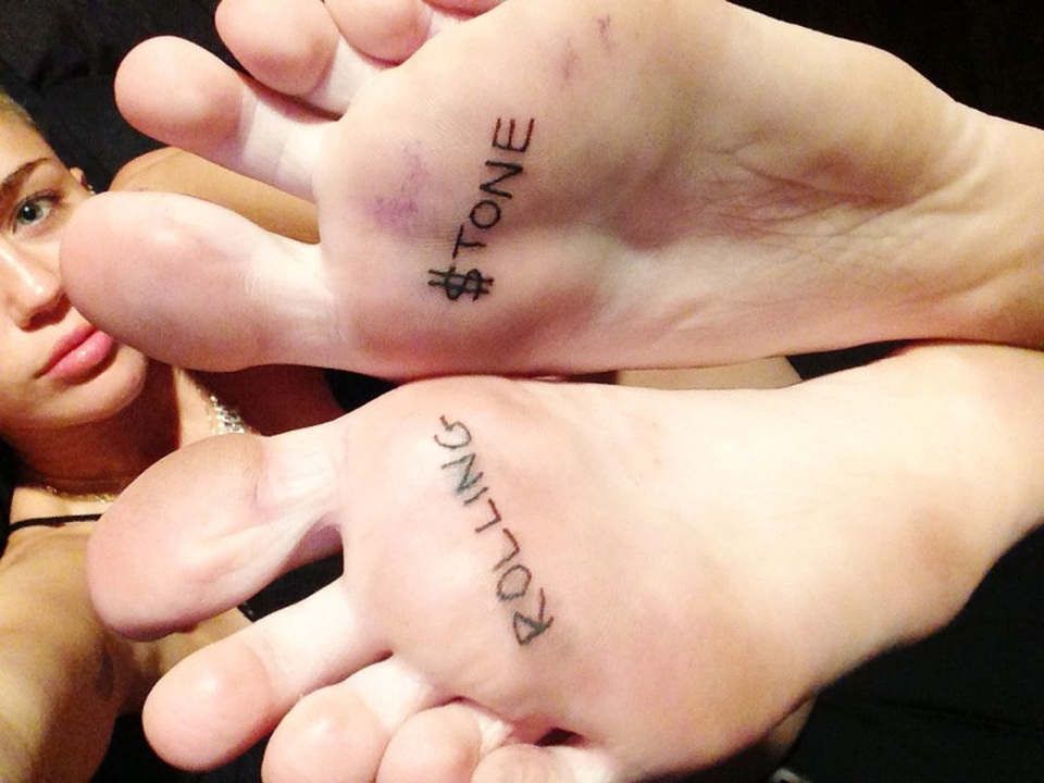 Choáng với những hình xăm khủng của "sao" - 6
Miley Cyrus và hình xăm không lớn - dòng chữ Rolling Stone nhưng dòng chữ lại ở vị trí rất quái chiêu - dưới lòng bàn chân