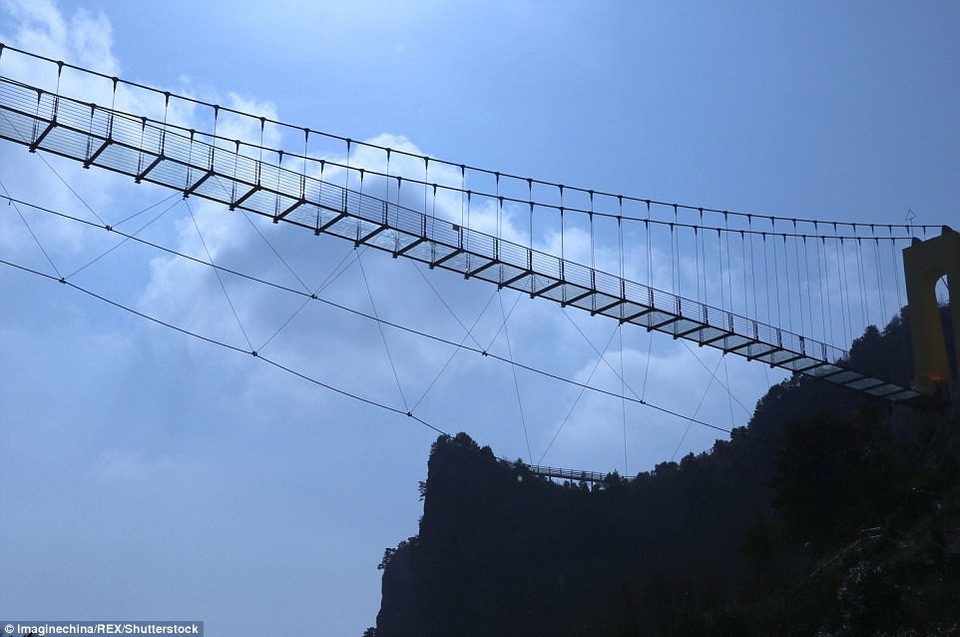 Trung Quốc mở cửa cầu đáy kính cao hơn tòa nhà 65 tầng - 4 Trung Quốc liên tiếp cho ra mắt những cây cầu đáy kính giữ kỷ lục trên thế giới