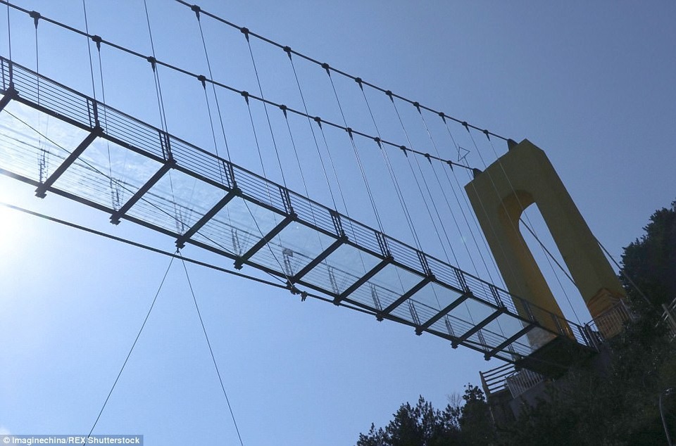 Trung Quốc mở cửa cầu đáy kính cao hơn tòa nhà 65 tầng - 2 Cây cầu hiện đang giữ kỷ lục cao nhất thế giới với chiều cao vượt qua một tòa nhà 65 tầng