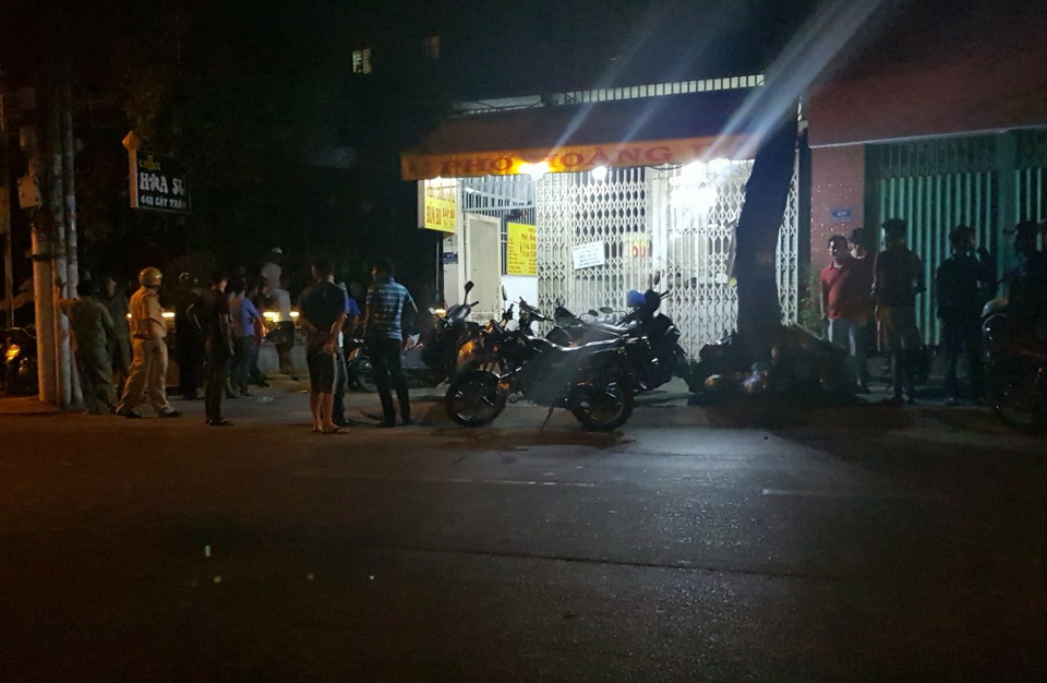 2 nhóm thanh niên hỗn chiến trong phòng trà - 2 Lực lượng chức năng có mặt, phong tỏa hiện trường