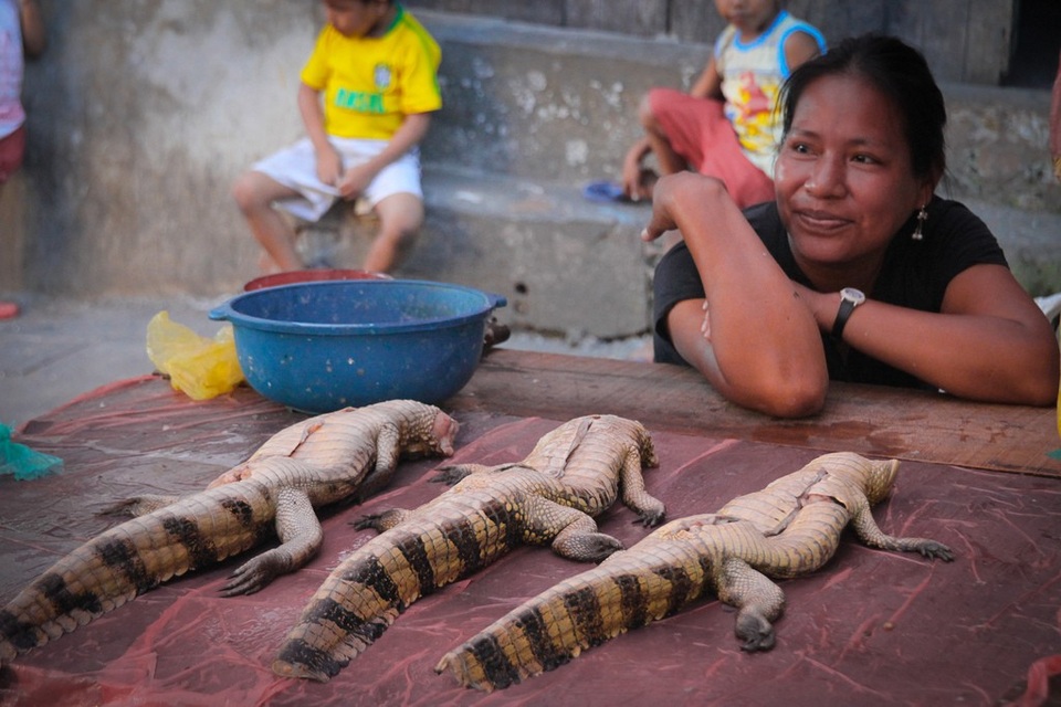 Đến thăm “thành phố nổi kiểu Venice” phiên bản "nghèo khổ và bẩn thỉu" - 6 Người dân bày bán cả những loại thịt thú quý công khai