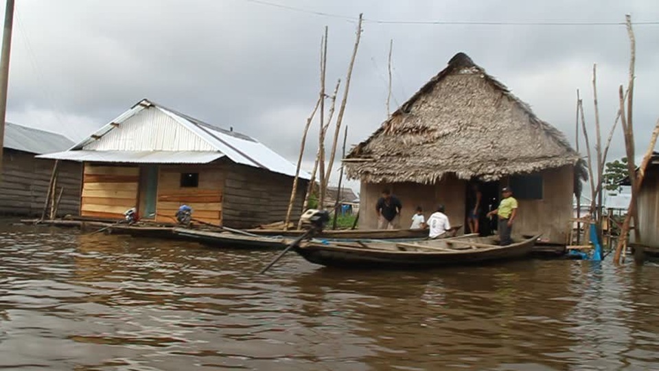 Đến thăm “thành phố nổi kiểu Venice” phiên bản "nghèo khổ và bẩn thỉu" - 3 Vào mùa khô, mùi nước xộc lên càng nặng mùi và khó chịu hơn