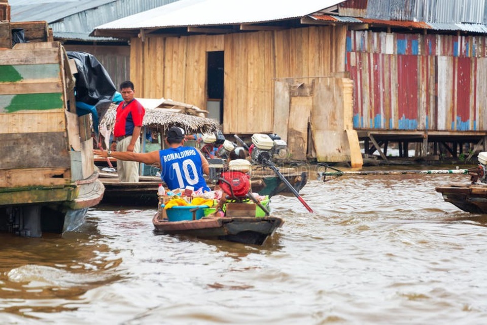 Đến thăm “thành phố nổi kiểu Venice” phiên bản "nghèo khổ và bẩn thỉu" - 2 Đến thăm “thành phố nổi kiểu Venice” phiên bản "nghèo khổ và bẩn thỉu" - 2