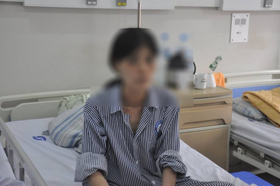 Bệnh nhân sút cân, mắt lồi, cổ nhiều vết sẹo do quá trình chữa trị, đắp lá tại nhà thầy lang.