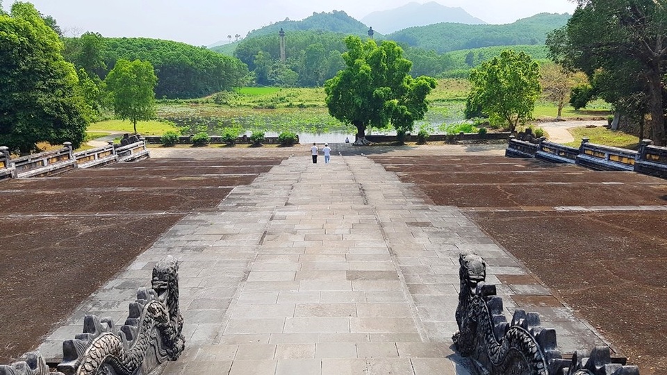 Lăng vua Gia Long được bao quanh bởi 42 ngọn núi