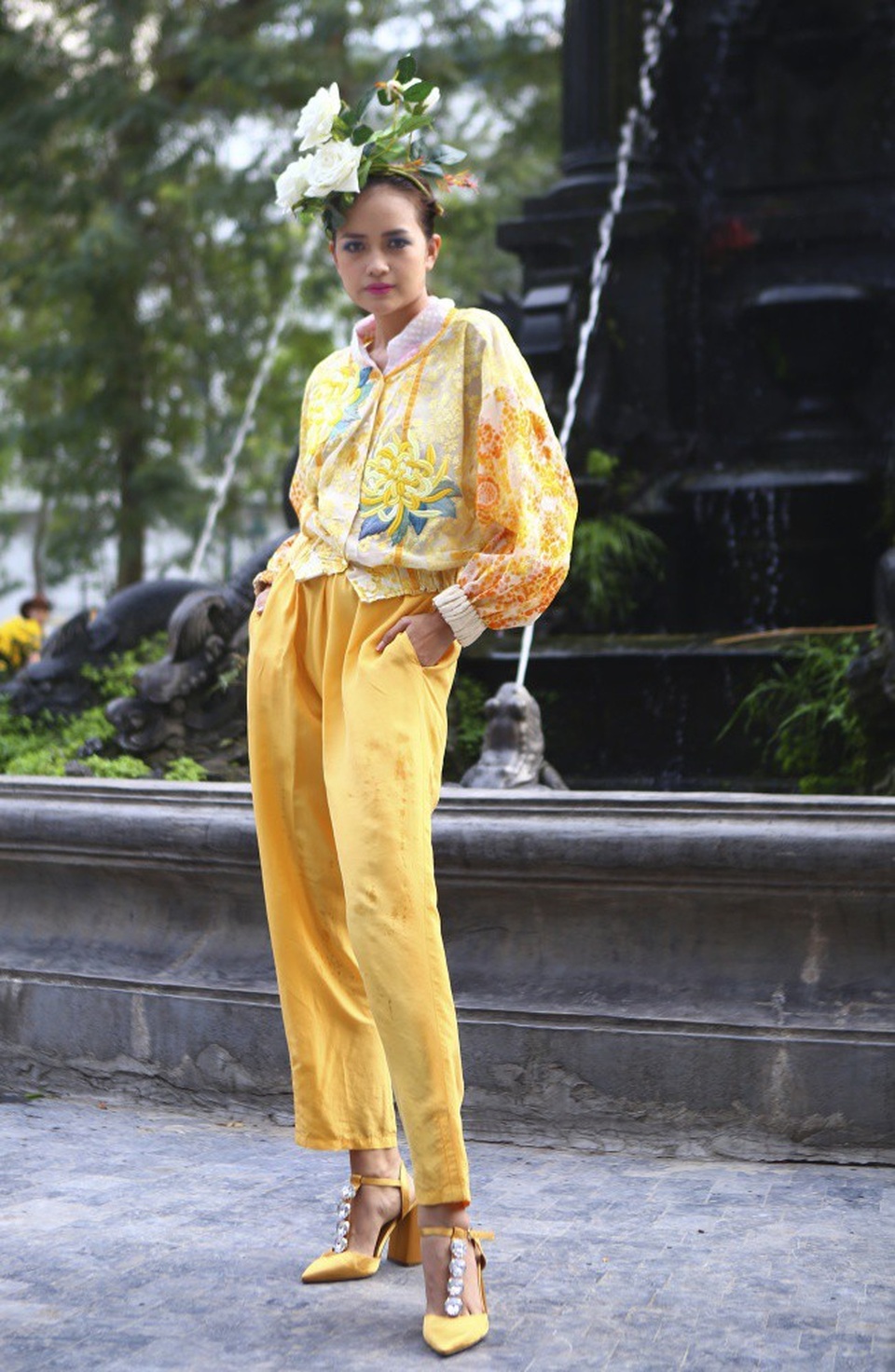 NTK Minh Hạnh đưa ngựa trắng lên sàn diễn Tuần lễ thời trang Việt Nam - Italia - 23 Vẻ đẹp mà Cao Duy khắc họa trong bộ sưu tập này chính là nét kiêu sa bí ẩn.